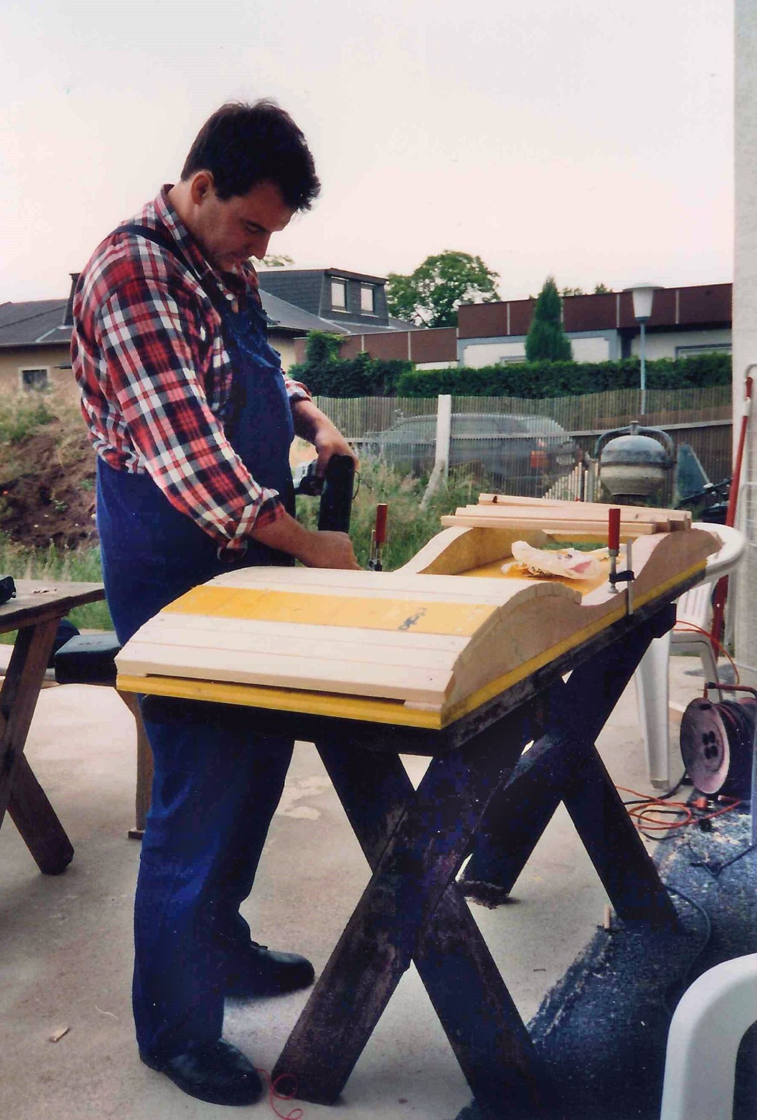 Alles Handarbeit: Peter Jahn beim Bau eines Radworkshop-Hindernisses. 