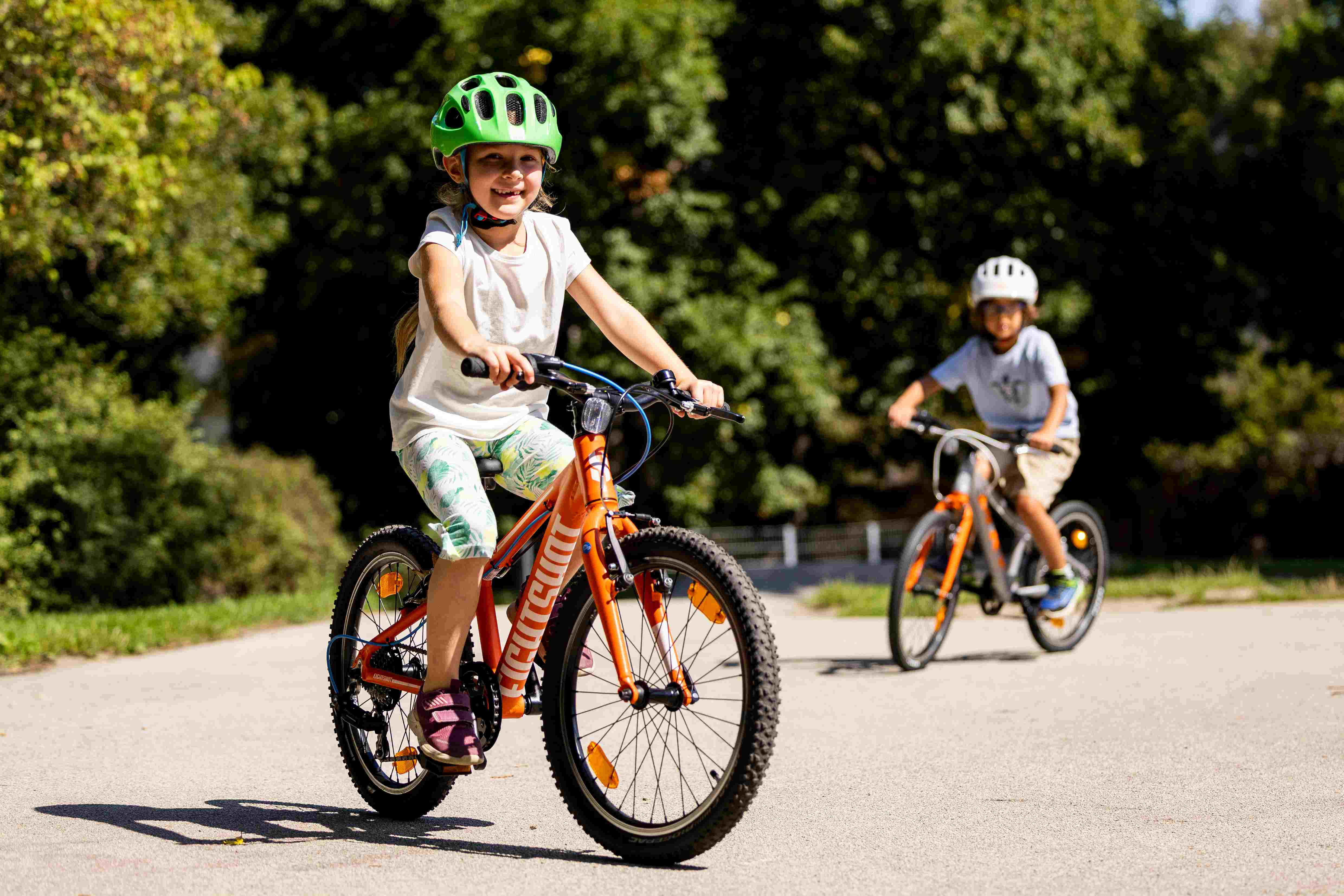 Kinder beim Radfahren im Park.